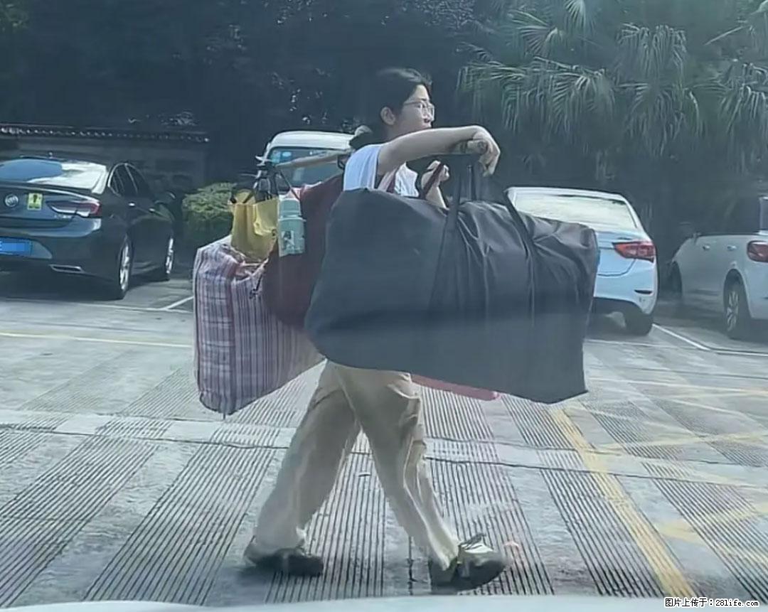 全网追的“扁担女孩”,找了一份暑假工,时薪12元 - 来宾生活资讯 - 来宾28生活网 lb.28life.com
