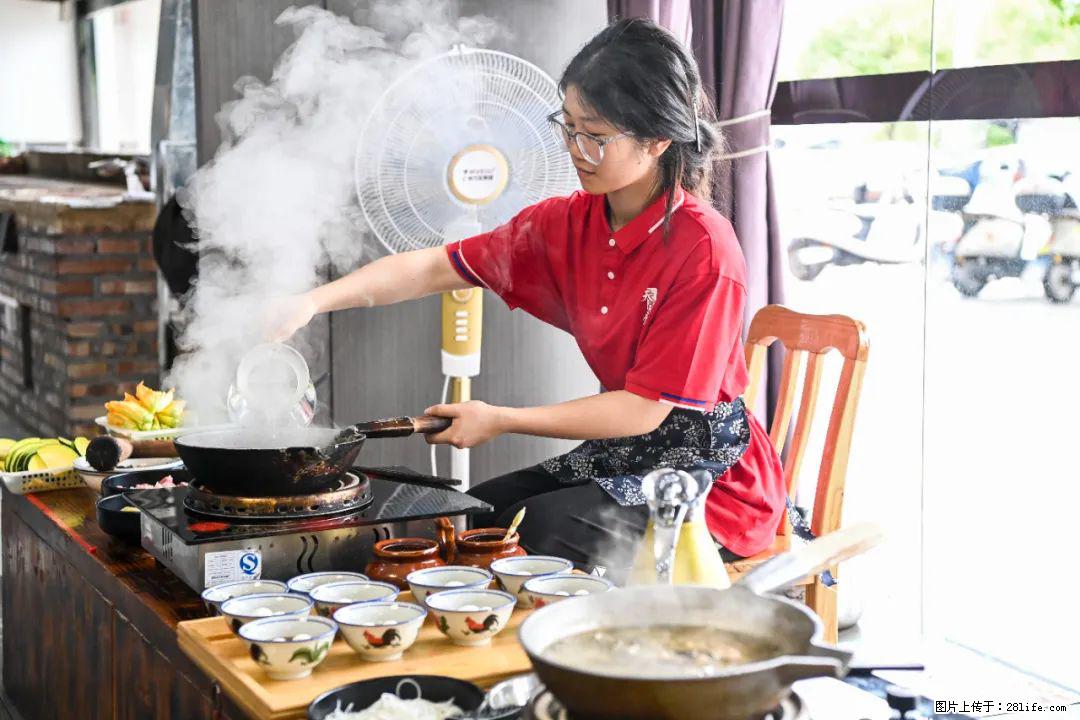全网追的“扁担女孩”,找了一份暑假工,时薪12元 - 来宾生活资讯 - 来宾28生活网 lb.28life.com